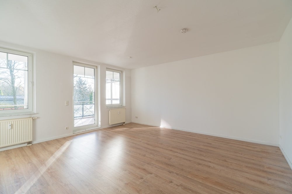 Wohnzimmer mit Balkon und Laminatboden - Etagenwohnung in Berlin , Müggelheim (Köpenick)
