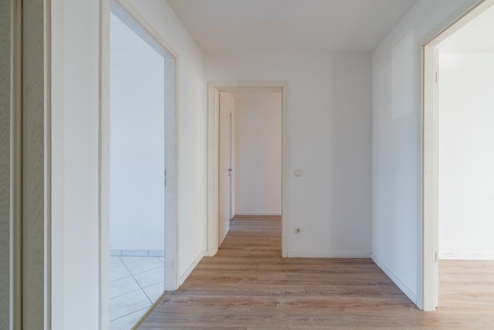 Heller Wohnungsflur mit Laminatboden - Etagenwohnung in Berlin , Müggelheim (Köpenick)