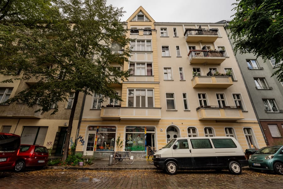 Solide oud gebouw uit 1907 - VRIJ IN TE VERHUIZEN - Mooie stucwerk flat in een oud gebouw tussen Weserstraße en Sonnenallee