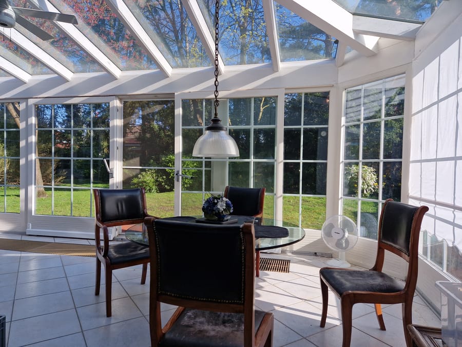 Heller Wintergarten mit Gartenblick - Doppelhaushälfte in Bremen St. Magnus: Ruhe, Komfort und Nähe zur Natur