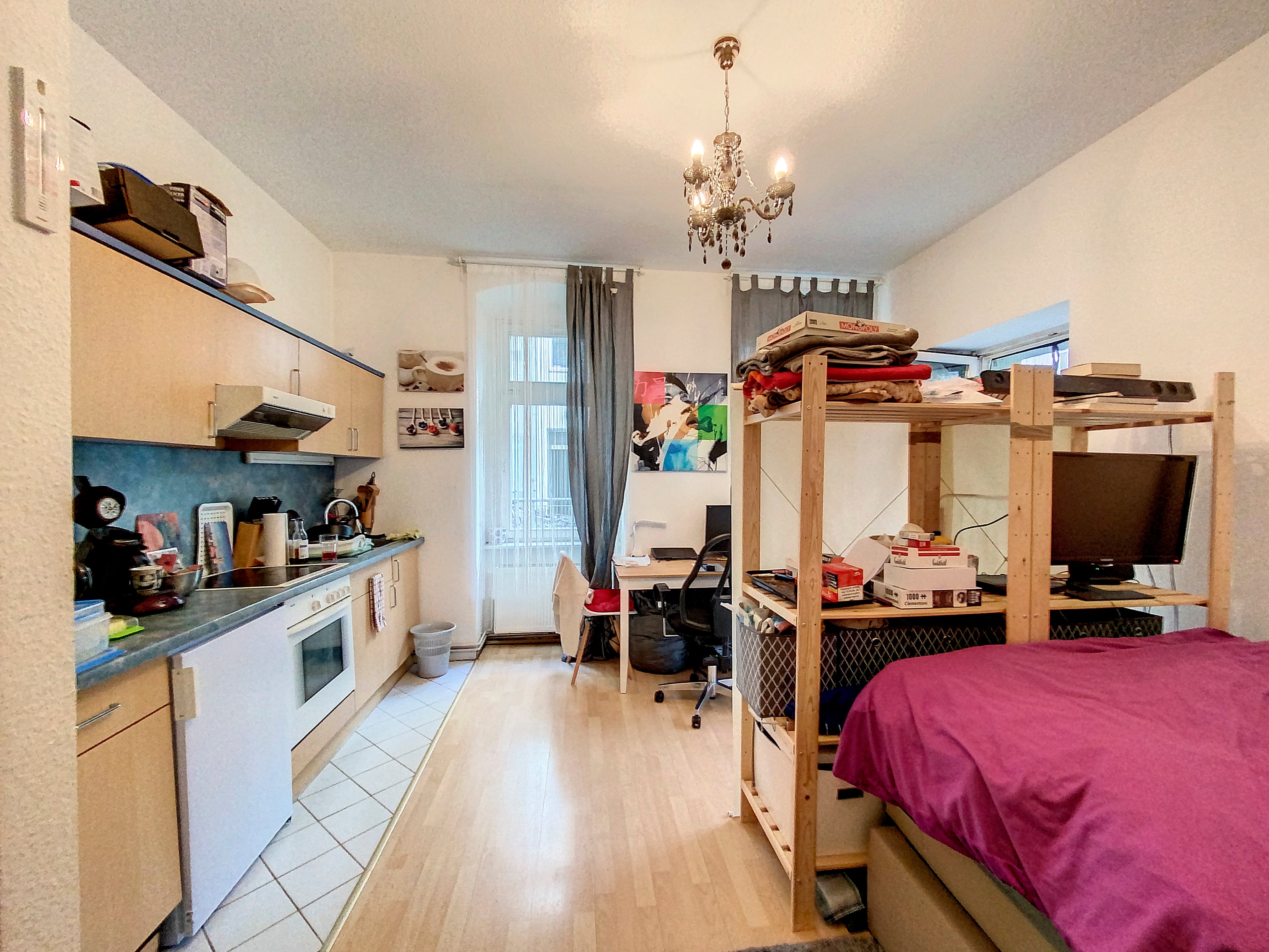 बैठक क्षेत्र / रसोईघर - *सितंबर 2024 से उपलब्ध* फ्रेडरिकशाइन में टेरेस सहित सिंगल अपार्टमेंट