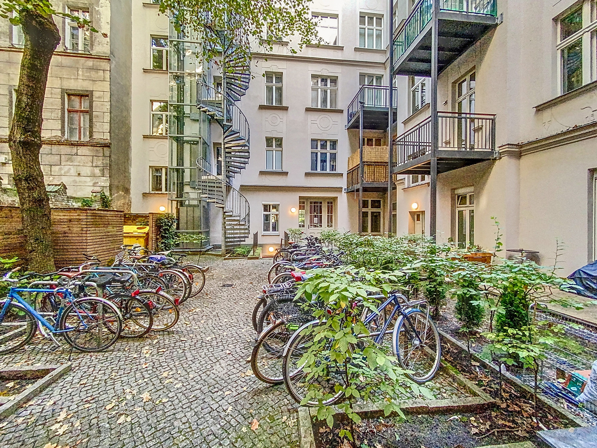 Hinterhof - CHARMANTES 1-ZIMMER-APARTMENT NAHE BOXHAGENER PLATZ SOFORT BEZUGSFREI