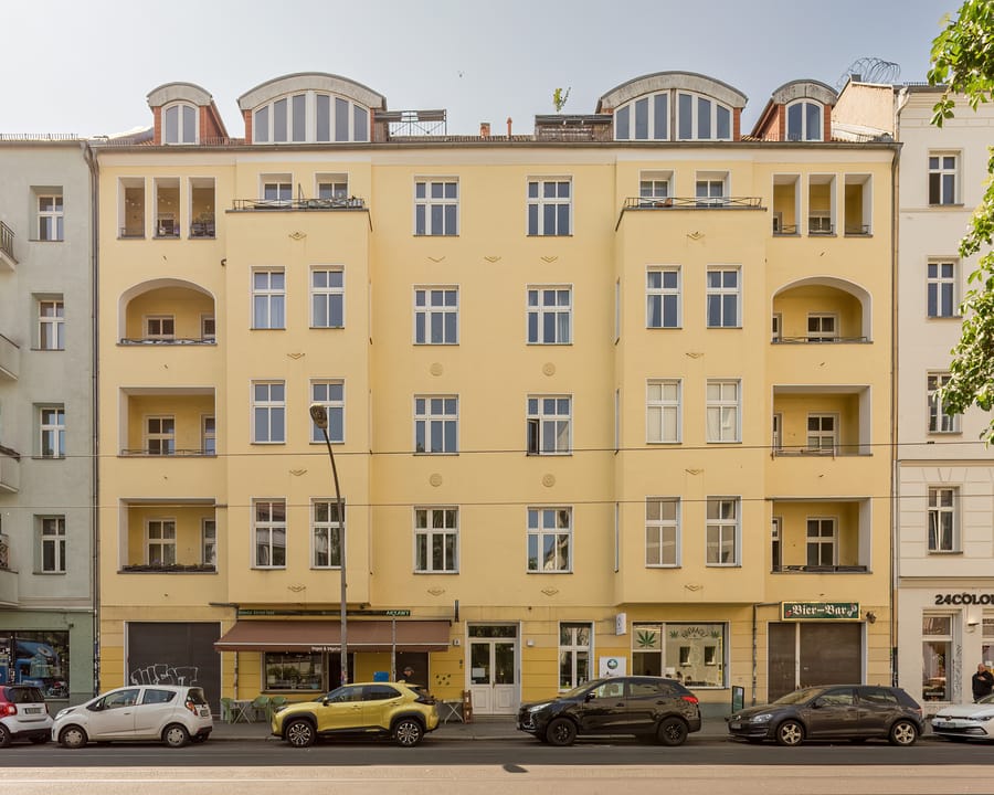 Hausansicht - Helle Dachgeschosswohnung nahe Boxhagener Platz sofort bezugsfrei