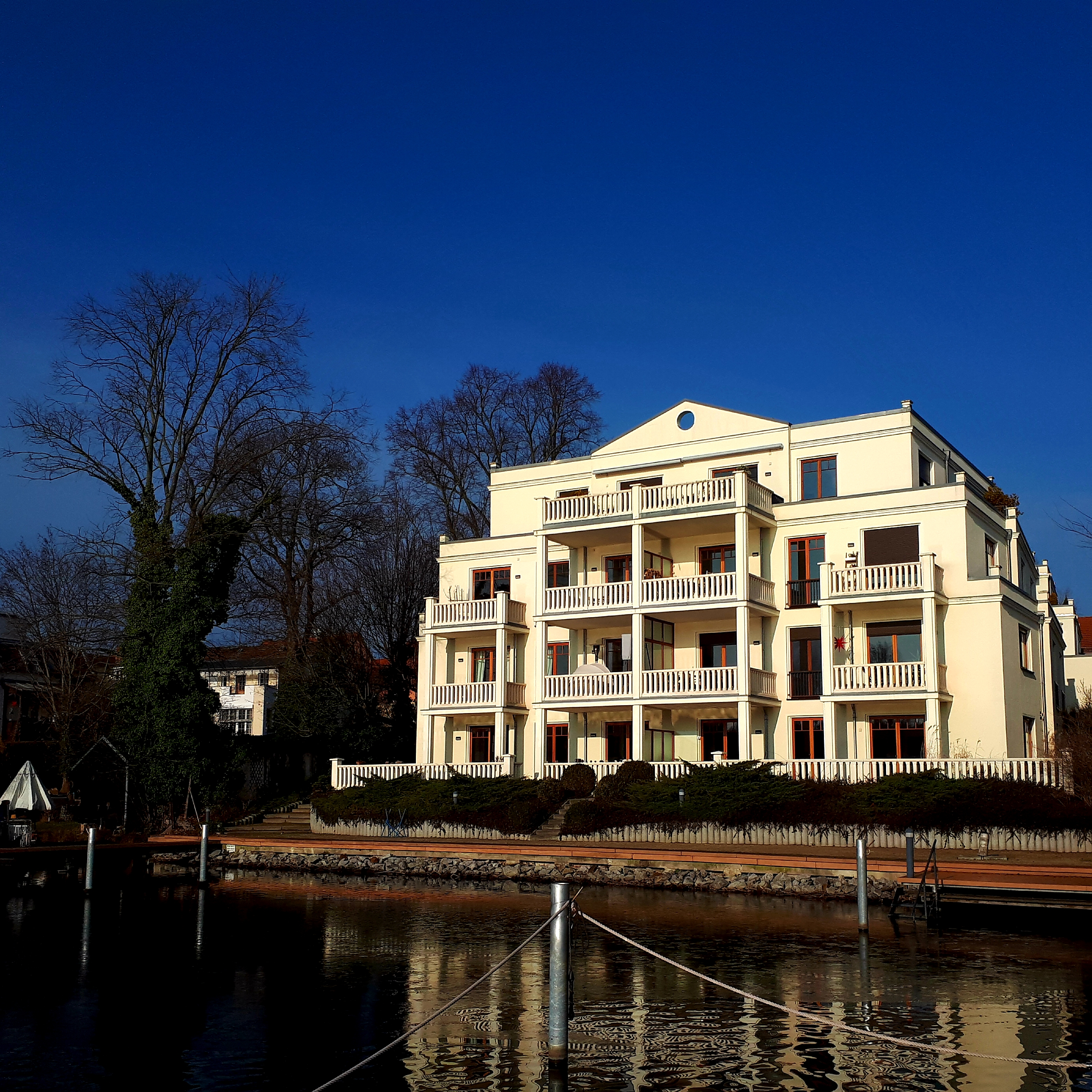 Mehrfamilienvilla am Wasser mit Balkonen - Exklusive Wohnung in direkter Wasserlage!