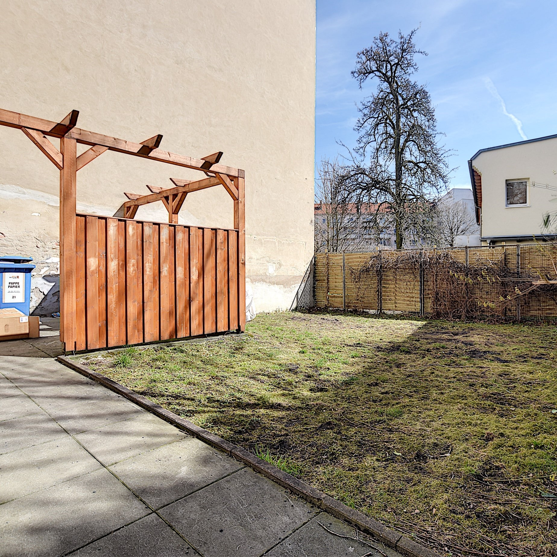 Wohnhaus Innenhof mit Rasen und Pergola - Schöne Maisonnette-Wohnung mit großem Süd-Balkon nahe HTW