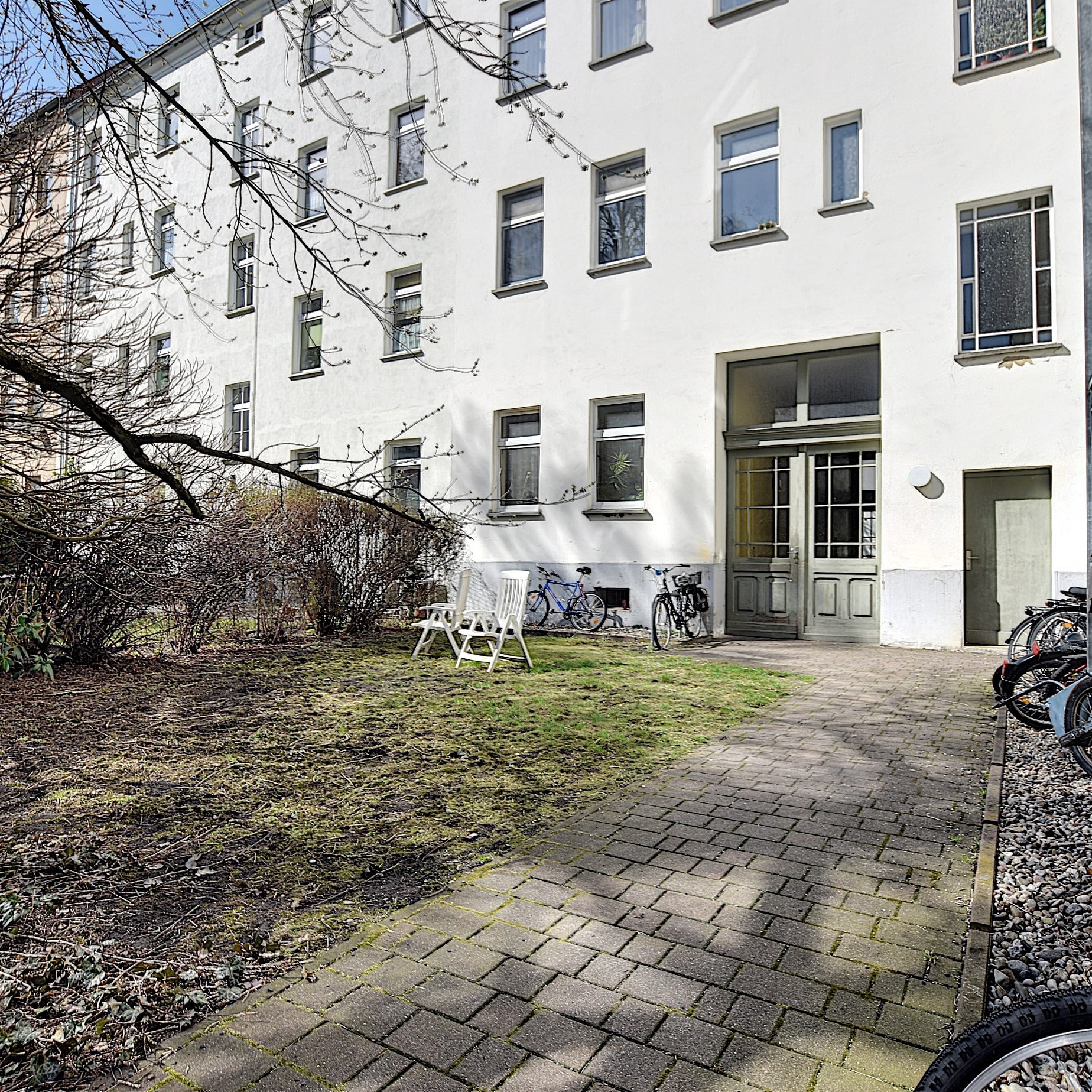Altbauhaus mit grünem Innenhof und Fahrradstellplätzen - Schöne Maisonnette-Wohnung mit großem Süd-Balkon nahe HTW