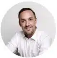 Portrait eines Mannes im weißen Hemd vor einfarbigem Hintergrund