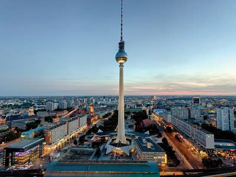 Berlin Fernsehturm im Abendlicht mit umliegender Stadtansicht aus Vogelperspektive