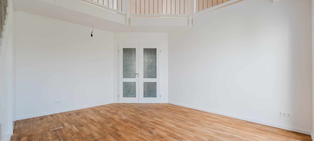 Innenaufnahme Maisonettewohnung mit offener Galerieebene Parkettboden und satinierten Glastüren