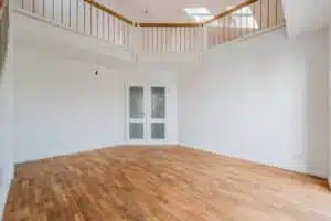 Innenaufnahme Maisonettewohnung mit offener Galerieebene Parkettboden und satinierten Glastüren