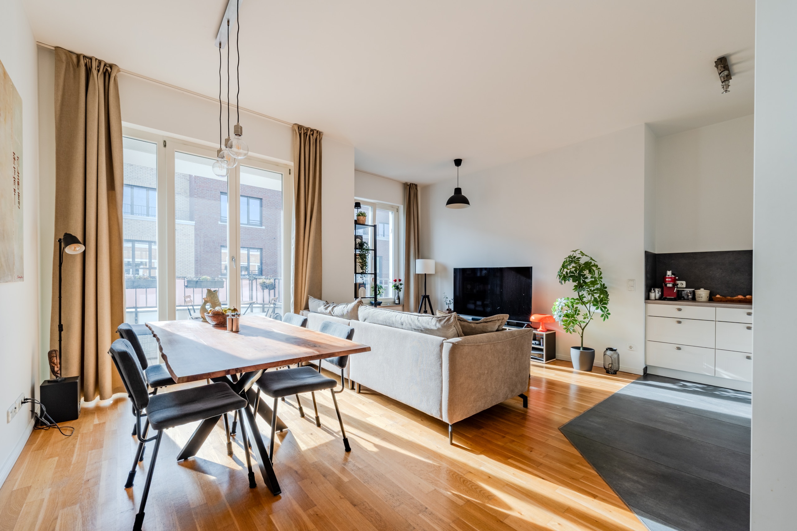 Modern, mittendrin, mit Balkon zur Sonne – 2-Zimmer im Boxhagener Kiez